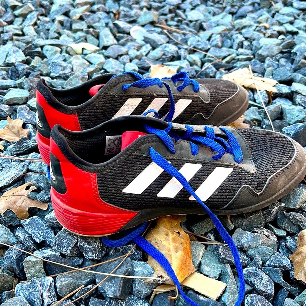 Indoor soccer shoes